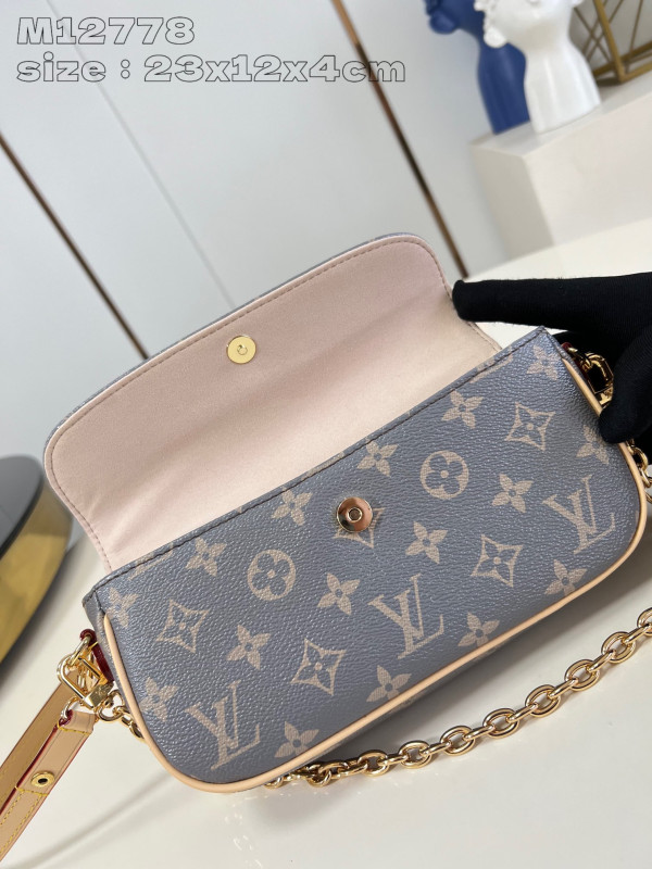 l**is V*t*n wallet on chain ivy-23.5*12*4.3cm