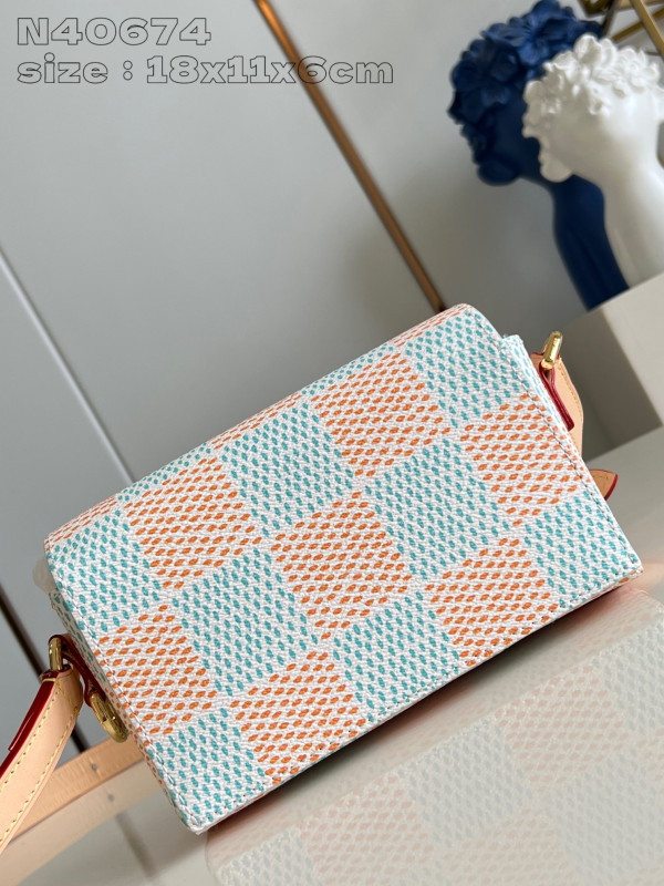 l**is V*t*n steamer wearable wallet-18*11*6.5cm