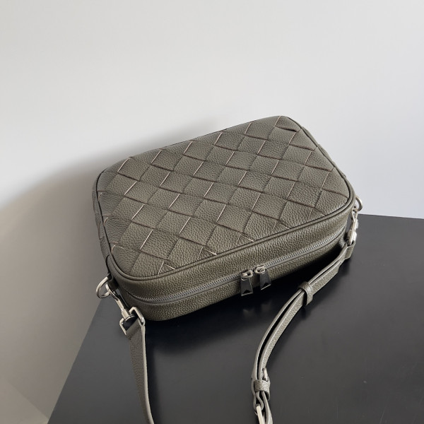 Bo*te*ga ve*ne*ta medium intrecciato camera bag