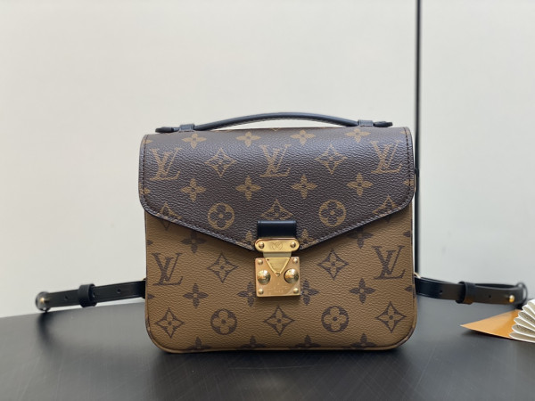 l**is V*t*n pochette métis backpack