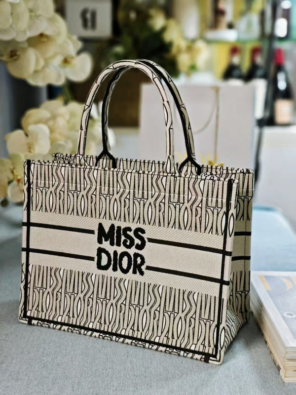 medium D*or book tote-36.5x27.5x16.5cm