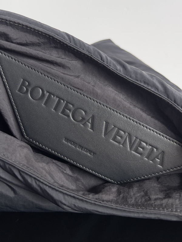 Bo*te*ga ve*ne*ta large crossroad hobo