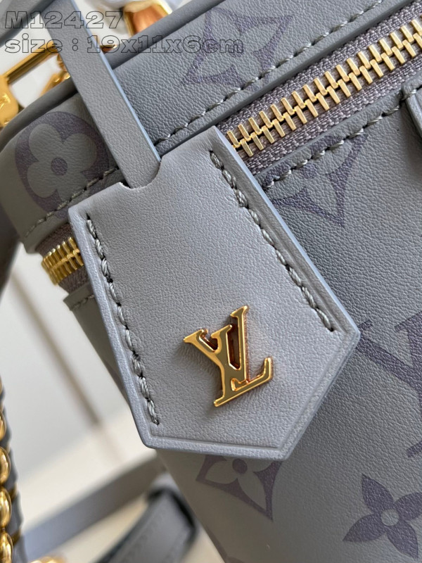 l**is V*t*n vanity chain pouch-19 x 11.5 x 6.5 cm