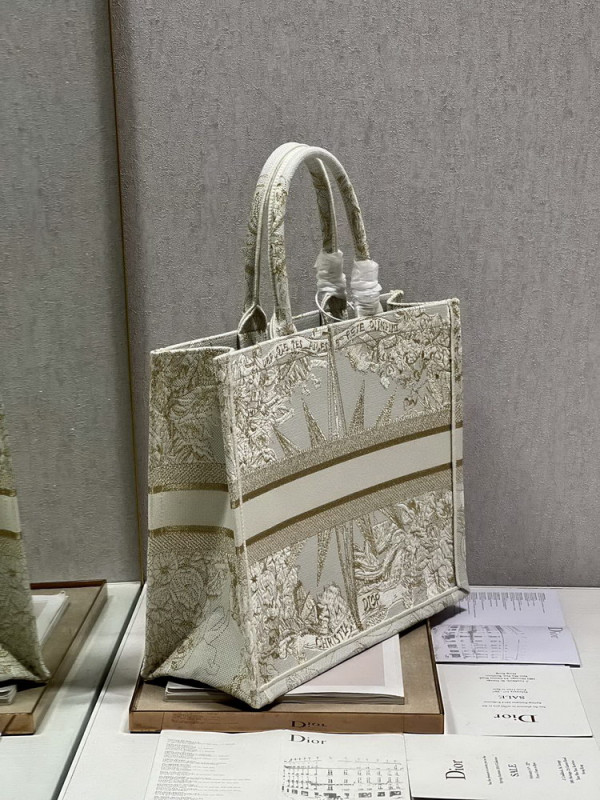 large D*or book tote