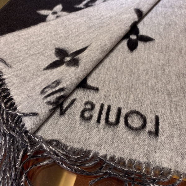 l**is V*t*n reykjavik scarf